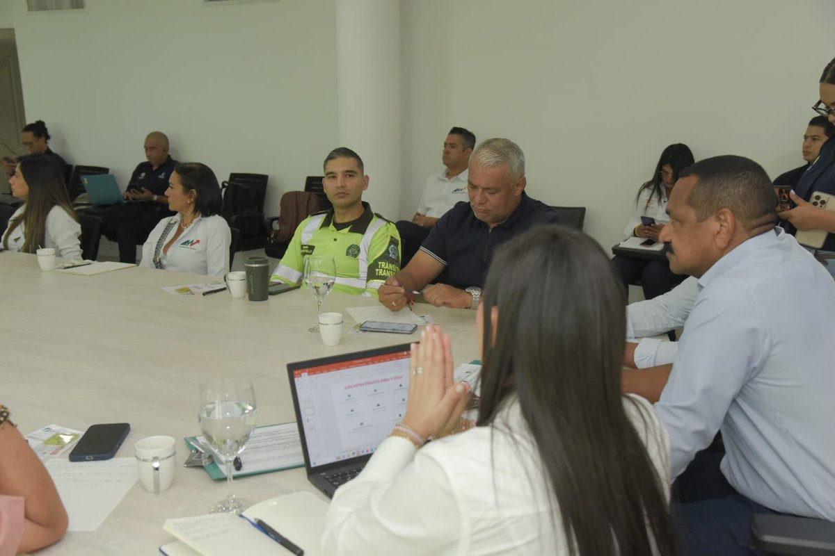 ansvcol's tweet photo. En esta instancia de coordinación institucional la entidad presentó las acciones que se han adelantado en este territorio del país, con el propósito de prevenir la siniestralidad vial. 🇨🇴

La #ANSV destacó la reciente entrega de 6 kits de intervención para fortelacer el control del tránsito en municipios del Cesar.