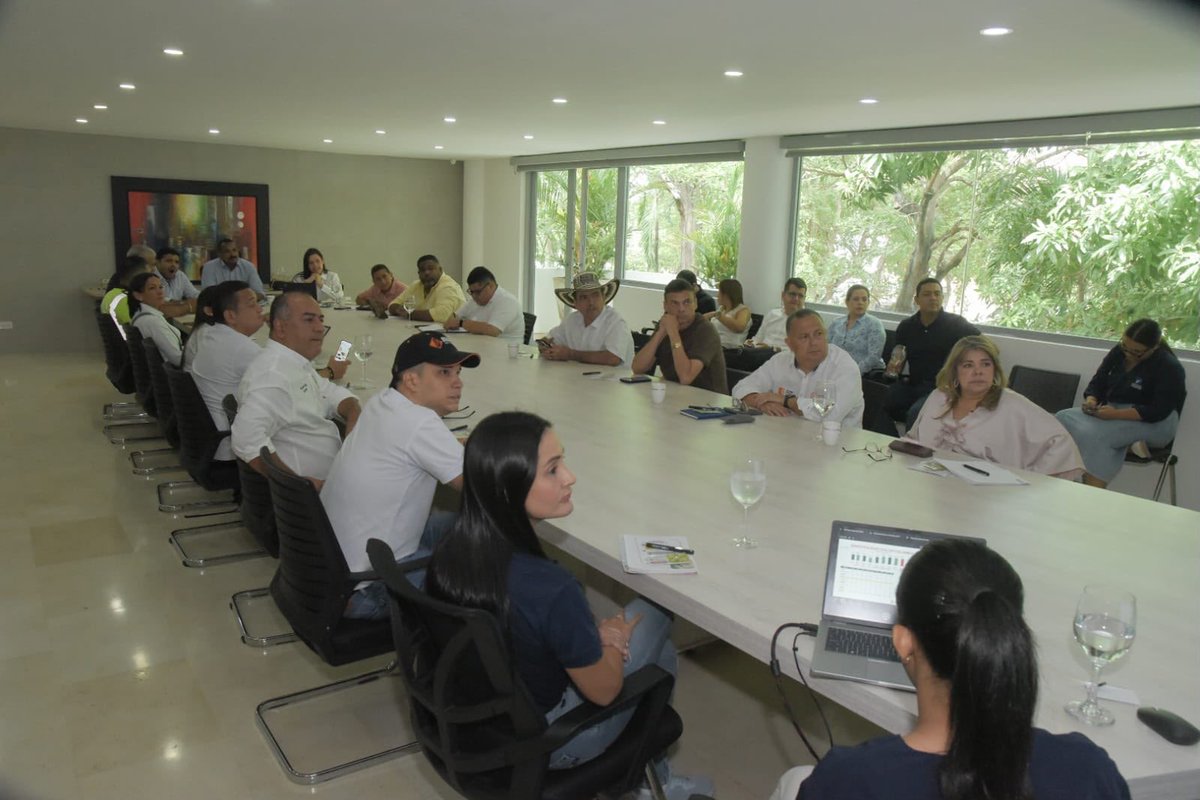 ansvcol's tweet photo. En esta instancia de coordinación institucional la entidad presentó las acciones que se han adelantado en este territorio del país, con el propósito de prevenir la siniestralidad vial. 🇨🇴

La #ANSV destacó la reciente entrega de 6 kits de intervención para fortelacer el control del tránsito en municipios del Cesar.