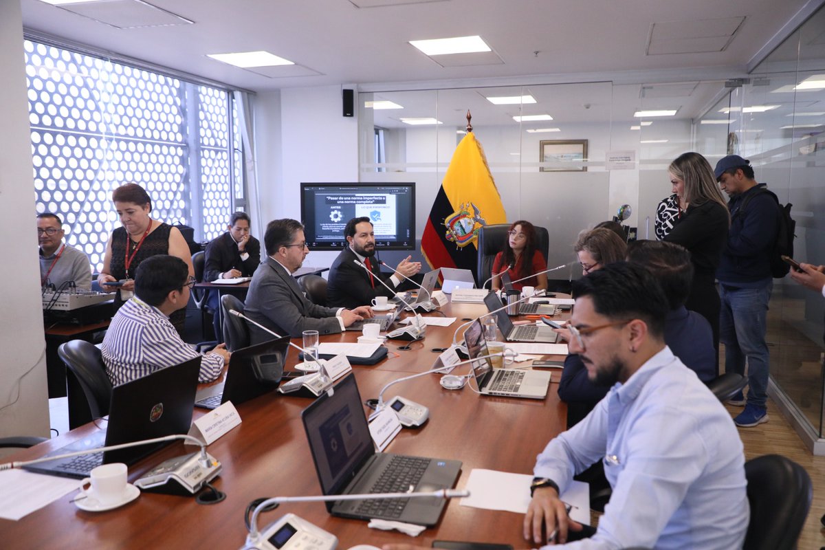 AsambleaEcuador's tweet photo. #Boletín | @RegimenEconomAN incorpora nuevas observaciones al proyecto de reforma del Código Monetario y Financiero. #ReformaCOMYF

🔗https://t.co/PaAe8gS6i9 https://t.co/LK7Ew3w5BT