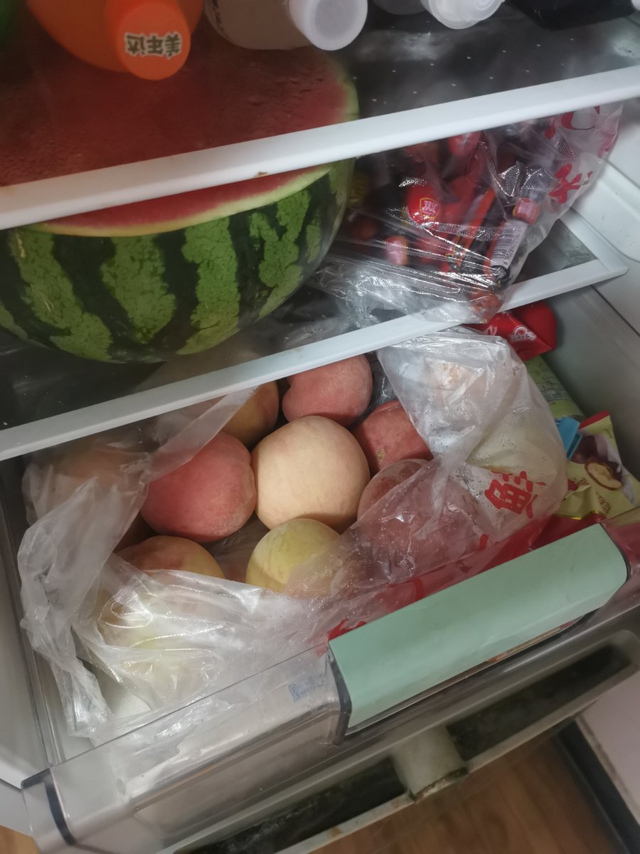 23aafbf961f64e6's tweet photo. 今天下班路过便利店，冰柜门刚打开就撞进一阵凉丝丝的风，手里攥着的热奶茶都跟着软和了半分，这细碎的舒服居然比大惊喜还戳人～， https://t.co/rwbbvbIEFp