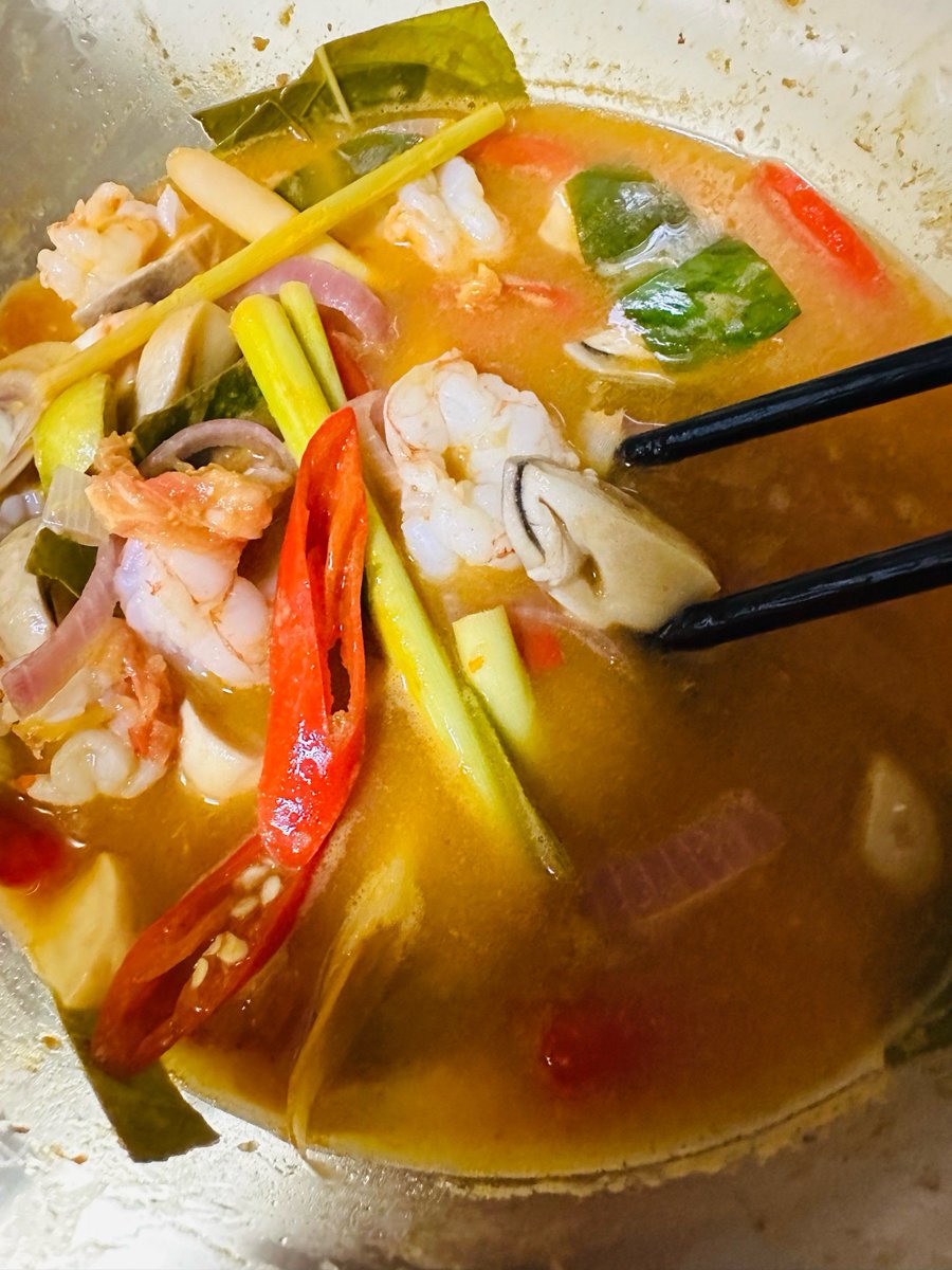 MaxineEllaoctg's tweet photo. [Warming up with authentic Tom Yum Goong tonight! Sour-spicy Thai soup loaded with plump shrimp and fresh herbs—total vibe boost for a busy week. ]， https://t.co/37rvmN4sff