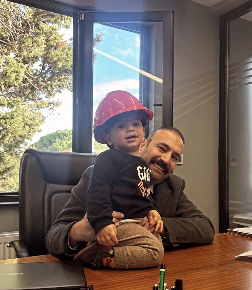 durakfirat's tweet photo. Seni kucağıma alalı iki sene geçti. 
İki senede çok şey değişti. Memleket değişti, koşullar değişti. Değişen koşullar bizi ayırsa da ben hep sizinleyim… Doğum günün kutlu olsun oğlum, Nazım… https://t.co/RtO3G9tcTH
