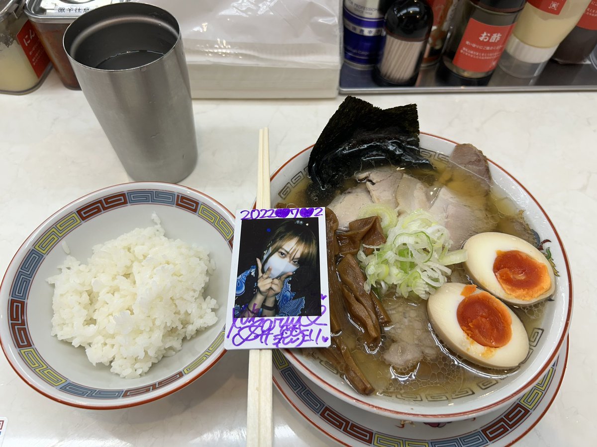 sleepingdrop's tweet photo. ライブ前のスイカ味のさりさん添え💜
ライブ後の特製しょうゆラーメンのさりさん添えです💜

🍉味は500mlだと少し味がくどいけど美味しかった😋
🍜食べ応えもあって美味しい、ニンニク入れて電車内息禁止w

ドリチケ使った記憶がないけど、写真でテキーラ思い出したので、多分なんか飲んだんだろう(笑) https://t.co/gBxZyfH294