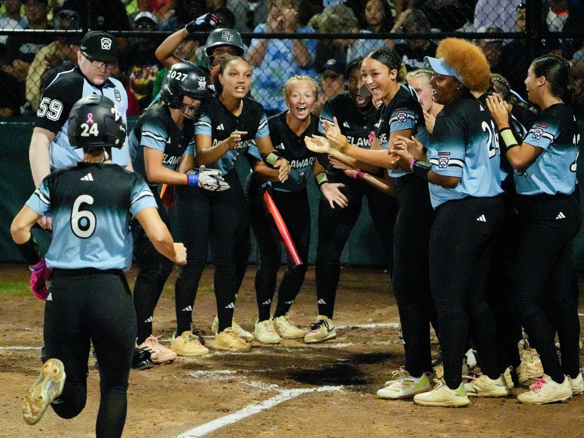 EmmeR_2031's tweet photo. 🥎🏆 Thankful to live close enough to experience the Senior League Softball World Series in person. It’s a privilege to watch some of the best young female athletes compete and continue learning from the game I love. Excited to be cheering on the home team (and a fellow 🐾💙🤍🖤🐾)—Go Delaware! 💙🥎

#SLSWS #SeniorLeagueSoftball #LittleLeague #Softball #DelawareSoftball

@jwheat14 @ExtraInningSB @LineDsoftball @EStateHuskies @ESHuskiesSouth @CoastRecruitsSB @mmidnight1000 @SoftballAmerica @SoftballDown @_aveee @PrepSoftball @TopPreps @SBRRetweets @los_stuff