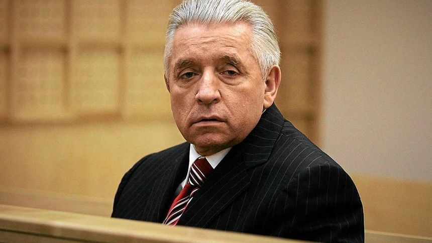 w_sumlinski's tweet photo. 5 sierpnia 2011 roku, w siedzibie partii w Alejach Jerozolimskich 30 w Warszawie, znaleziono ciało byłego wicepremiera i wicemarszałka Sejmu Rzeczypospolitej Polskiej. Jeszcze tego samego dnia -  zanim ktokolwiek formalnie wszczął śledztwo - cała Polska „wiedziała już na pewno", co się stało.

Oficjalna wersja tej śmierci nie wytrzymuje jednak konfrontacji z aktami tego śledztwa. Co więc stało się naprawdę? Przed laty opisałem to w książce "Niebezpieczne związki Andrzeja Leppera" - dziś wykładam punkt po punkcie:

15 skaz śledztwa na 15 rocznicę śmierci.

📌 Skaza nr 1 - krzesło bez jednego odcisku palca

Na krześle, na które Lepper miał sam wejść, nie było ani jednego odcisku palca. Żadnego. Ani jego, ani czyjegokolwiek innego.

📌 Skaza nr 2 - i pętla bez choćby jednego odcisku palca

Na sznurze, który Lepper rzekomo sam sobie założył, również nie było odcisków.

Rękawiczek nie miał - w pomieszczeniu nie znaleziono ich w ogóle. Nie znaleziono też chusteczki ani niczego innego, czym można by ślady zetrzeć.

Mamy więc uwierzyć, że człowiek w ostatnich sekundach życia wszedł na krzesło, starannie wytarł z niego odciski, założył pętlę, wytarł odciski z pętli, unicestwił to, czym wycierał - i dopiero potem umarł.

📌 Skaza nr 3 - siedem śladów, których nie ma komu przypisać

W łazience, w której znaleziono ciało, zabezpieczono siedem śladów traseologicznych. Naprzeciw drzwi, przed umywalką, przy szafie.

Nie należały do żadnej - powtarzam: do żadnej - z osób, z którymi Andrzej Lepper widział się od przyjazdu do Warszawy. To nie jest drobiazg - a rzecz kluczowa: ślad butów ludzi, których tożsamości nie znamy do dziś.

📌 Skaza nr 4 - jak potraktowano ten dowód

Uznano, że skoro śladów nie da się zidentyfikować ani ustalić czasu ich powstania, to nie stanowią dowodu obecności osób trzecich.

Przetłumaczę to na polski: stwierdzono ślad przestępstwa, a ponieważ nie znaleziono sprawcy - uznano, że przestępstwa nie było.

A przecież pomieszczenia były systematycznie sprzątane i myte na mokro. Ślad obuwia na gładkiej powierzchni znika przy pierwszej ścierce - te ślady musiały być świeże.

Nikt nie zadał sobie trudu, żeby to ustalić.

📌 Skaza nr 5 - godzina, która przepadła

Od ujawnienia ciała do zawiadomienia policji minęła ponad godzina. W tym czasie nie zadzwoniono ani na pogotowie, ani na policję. Zadzwoniono po znajomych i współpracowników. Czekano, aż przyjadą. Kiedy przyjechali, minęło jeszcze kilkanaście minut, zanim wykręcono numer alarmowy.

Nie stawiam nikomu zarzutu. Zadaję pytanie, które w normalnym postępowaniu padłoby pierwszego dnia: na co była potrzebna ta godzina?

📌 Skaza nr 6 - jeden świadek przeciw kilkunastu

Kilkanaście osób zeznało zgodnie, że w ostatniej dobie życia Andrzej Lepper był pełen planów, energii, a według części rozmówców - wręcz entuzjazmu.

Oficjalne ustalenia oparto na relacji jednego człowieka, który twierdził coś przeciwnego - człowieka, którego zeznania w wielu miejscach przeczą sobie nawzajem i który jako jedyny poza denatem dysponował kluczami do tych pomieszczeń.

📌 Skaza nr 7 - profil, który nie pasuje do niczego

Międzynarodowe badania nad zachowaniem samobójców w ostatnich godzinach życia - analiza blisko trzech tysięcy przypadków z trzech kontynentów - wskazują trzy powtarzalne wzorce w ich działaniu: sygnalizowanie zamiaru otoczeniu, rezygnacja z planów na przyszłość i zerwanie relacji, wreszcie agresja lub autoagresja.

Wszystkie trzy występują łącznie u blisko 87 procent. Przynajmniej jeden - u ponad 99,8 procent.

Andrzej Lepper nie wykazywał żadnego.

W ostatniej dobie życia podpisywał pisma do sądu w sprawie rejestracji zmian w statucie partii, planował start w wyborach, rozmawiał o leczeniu ciężko chorego syna i zapowiedział bliskim, że nazajutrz po południu wraca do domu.

📌 Skaza nr 8 - prąd, którego nie było... i który był

W jednym dokumencie zapisano, że w lokalu nie było prądu, odciętego za długi. Kilka stron dalej, w tym samym dokumencie: pracujący komputer stacjonarny, włączony telewizor, dekoder zatrzymany na godzinie 13:14 podczas konferencji prasowej premiera, lodówka, klimatyzacja.

To był ten prąd czy go nie było? Pytania nie zadał nikt.

📌 Skaza nr 9 - po co był potrzebny „brak prądu"?

Po to, żeby wykazać, że nie działały zamki elektryczne, a więc osoby trzecie nie mogły wejść do prywatnych pomieszczeń Leppera. Cała ta konstrukcja zawaliła się na najprostszym z możliwych pytań, którego również nikt nie zadał: bo przecież drzwi można otworzyć zwyczajnym kluczem. A klucz, każdy klucz - o czym każdy fachowiec powie - da się spreparować.

📌 Skaza nr 10 - rusztowanie, czyli podstawiona ślepa uliczka

W pewnym momencie zaczęto uporczywie lansować koncepcję, że ktoś mógł dostać się do środka od strony remontowanego dachu. Sprawdzono to skrupulatnie: konstrukcja i usytuowanie rusztowań czyniły tę drogę fizyczną niemożliwością.

Znamienne jest jednak, kiedy ta wersja się pojawiła - dokładnie wtedy, gdy na wersji o samobójstwie zaczęły pojawiać się pierwsze pęknięcia. Stara zasada: jeśli chcesz zatrzymać pochód, nie blokuj go. Stań na jego czele i poprowadź na manowce.

📌Skaza nr 11 - kwalifikacja, która z góry zamknęła sprawę

Śledztwo wszczęto z art. 151 k.k. - namowa lub udzielenie pomocy w targnięciu się na własne życie. Proszę zwrócić uwagę, co to oznacza w praktyce: od pierwszego dnia szukano wyłącznie osób, które mogły Leppera do samobójstwa skłonić. Hipotezy zabójstwa nie postawiono w ogóle. Nawet teoretycznie.

Jeśli wchodzisz do lasu z siatką na motyle, nie upolujesz niedźwiedzia.

📌 Skaza nr 12 - kluczowe trzy dni

Ciało Leppera ujawniono w piątek po południu. Śledztwo ruszyło na dobre w poniedziałek 8 sierpnia.

Tłumaczono to weekendem. Niech ktokolwiek zapyta w dowolnej prokuraturze w tym kraju o dyżur prokuratorski - instytucję, która istnieje właśnie po to, żeby dzień tygodnia nie decydował o losie dowodów.

Zwłoka w sprawie o śmierć człowieka nie jest formalnością, a wyrokiem na materiał dowodowy.

📌 Skaza nr 13 -  sekcja po czterech dniach

To konsekwencja punktu poprzedniego, ale zarazem konsekwencja nieodwracalna. Pewne substancje - także takie, które powodują zwiotczenie mięśni i uniemożliwiają obronę - po kilku dobach nie są już w organizmie wykrywalne. Nie wiemy, czy tam były. I już nigdy się tego nie dowiemy.

Nie dlatego, że ich nie było. Dlatego, że nikt nie sprawdził na czas.

📌 Skaza nr 14 - wyrok zapadł przed procesem

Telewizja, radio i portale przesądziły o samobójstwie jeszcze w dniu tragedii. Gazety - nazajutrz. Na jakiej podstawie, skoro śledztwa formalnie jeszcze nie było?

Ale najciekawsze jest co innego: z tego nieistniejącego śledztwa informacje wyciekały jedna za drugą, a nikt - dosłownie nikt - nie zrobił z tym absolutnie nic. Wszyscy sprawiali wrażenie zadowolonych.

📌 Skaza nr 15 - kto to prowadził?

Sprawa śmierci byłego wicepremiera, przez lata szefa trzeciej siły politycznej w kraju. Oczy całego kraju - i pewność, że media będą ją rozkładać na czynniki pierwsze. Nie powołano zespołu śledczego z prawdziwego zdarzenia. Nie sięgnięto po śledczego z dorobkiem.

📌 A teraz rzecz, której nie da się odwrócić

W ostatnich tygodniach życia Andrzej Lepper mówił kilku osobom, że boi się o swoje życie. Żonie - ostatni raz w przeddzień wyjazdu do Warszawy. Współpracownikom. Prawnikowi, któremu obiecał, że powie więcej w miejscu, w którym na pewno nie ma podsłuchów.

Nikt nie potraktował tego jako tego, czym było: zapowiedzi.

Dlaczego Andrzej Lepper się bał?

Bo miał dokumenty, o których mówił zaufanym ludziom, że są jego "polisą ubezpieczeniową". Zdeponował je u człowieka, któremu ufał bezgranicznie. Ten człowiek wkrótce nie żył, a dokumenty zniknęły.

To był początek jego lęku, nie koniec. Reszty - o tym, co wiedział, komu i po co chciał to pokazać, i dlaczego akurat latem 2011 roku - nie zmieszczę w jednym wpisie. Napisałem o tym książkę, zainteresowanych odsyłam więc do "Niebezpiecznych związków...".

#Lepper #15lat

Tych zaś, którzy chcą wspierać nasze działania, nasze śledztwa - i naszą chęć do mówienia głośno o tym, o czym inni milczą: zachęcam do wsparcia naszej pracy pod linkiem:
https://t.co/eHjVyldKPI