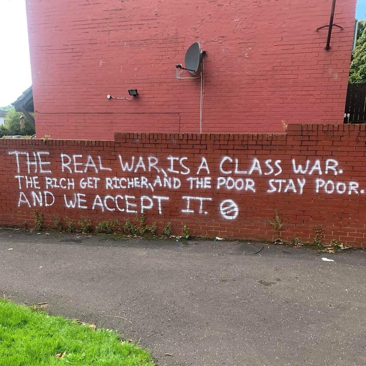 ultras_antifaa's tweet photo. “The real war is a class war. The rich get richer, and the poor stay poor. And we accept it.” https://t.co/MhKtH3QCvI