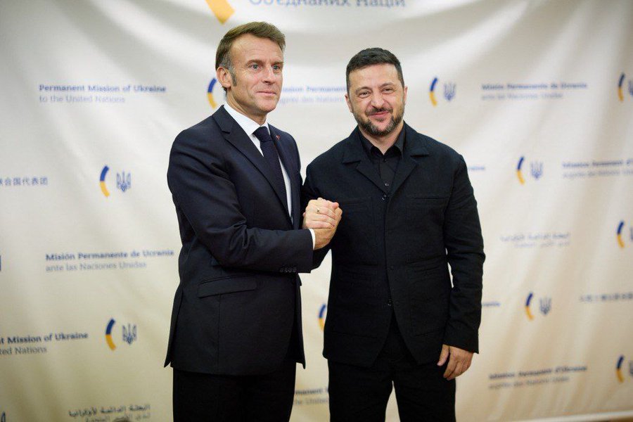 FNFL_Historique's tweet photo. De quel droit Emmanuel Macron a-t-il donné 80 milliards de nos impôts à Zelensky sans aucun contrôle ni de l'Assemblée nationale, ni du Sénat ? Je rappelle que ce gouvernement a explosé la dette de la France en la faisant passer à plus de 3500 milliards d'euros ! https://t.co/hhfzZzYWTn