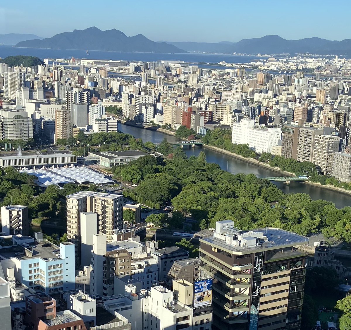 suzuki46genki's tweet photo. おはようございます。81回目の原爆の日の朝を迎えた広島市は快晴です。平和記念式典を前に、平和記念公園は静かに朝の時を迎えています。

広島市民の皆様とともに、原爆の犠牲となられた方々に謹んで哀悼の誠を捧げるとともに、恒久平和の実現を心より祈ります。

あわせて、熊本地震で被災された皆様に心よりお見舞い申し上げ、一日も早い復旧・復興をお祈りいたします。

#長崎市 #広島市 #原爆の日