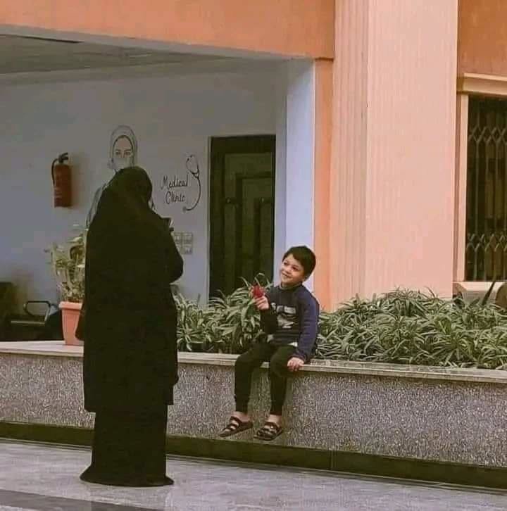 eabira3's tweet photo. "أمّي وإن طَالَ الحَديثُ بها فَلا
شعـرٌ يـوفيهَـا ولا الأَقـلامُ".♥️ https://t.co/1VraVGJw4C