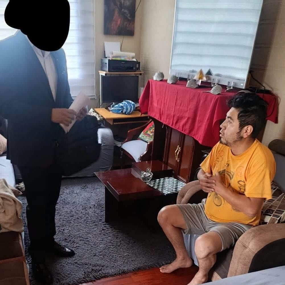 NuevoTiempoCue's tweet photo. 🚨 Prisión preventiva al alcalde de El tambo por presunto peculado
La @FiscaliaEcuador procesó al alcalde de #ElTambo, René Alonso C.; al concejal y presidente del Comité de Festejos, Edison Marcelo E.; y al promotor de eventos, Gabriel Gerardo O., por su presunta participación en un delito de peculado relacionado con la organización de un concierto por los 33 años de cantonización del cantón.
Un juez dictó prisión preventiva para los tres procesados y ordenó la prohibición de enajenar bienes por USD 16.515 para cada uno. Según la investigación, la comercialización de 3.200 boletos habría generado un perjuicio de USD 49.545 para el Municipio, recursos que presuntamente no ingresaron a las cuentas institucionales.
