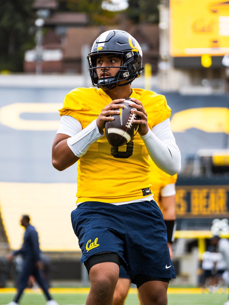 CalFootball's tweet photo. Back to work 🏈⛺️

#GoBears https://t.co/MARfdewOnr