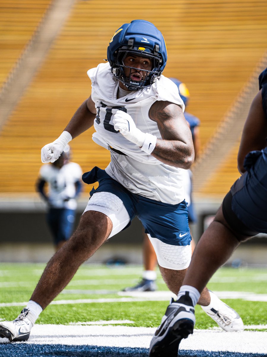 CalFootball's tweet photo. Back to work 🏈⛺️

#GoBears https://t.co/MARfdewOnr
