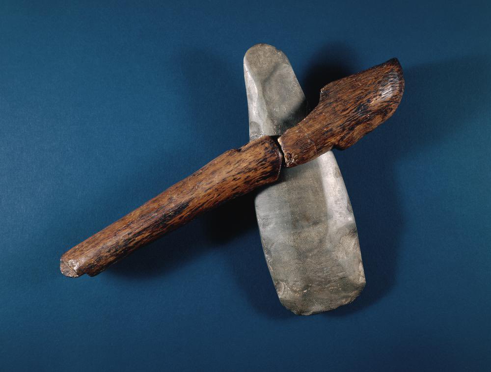 Sagnamadr's tweet photo. Club-or axe?
Several so-called Donarkeule (Þonar club) amulets closely resemble Neolithic polished axes, which were associated with the cult of Thor, as they were uncovered or washed up after storms, and kept in houses to bring good fortune and keep out evil spirits. 𐘾 https://t.co/5CNBR33YMz