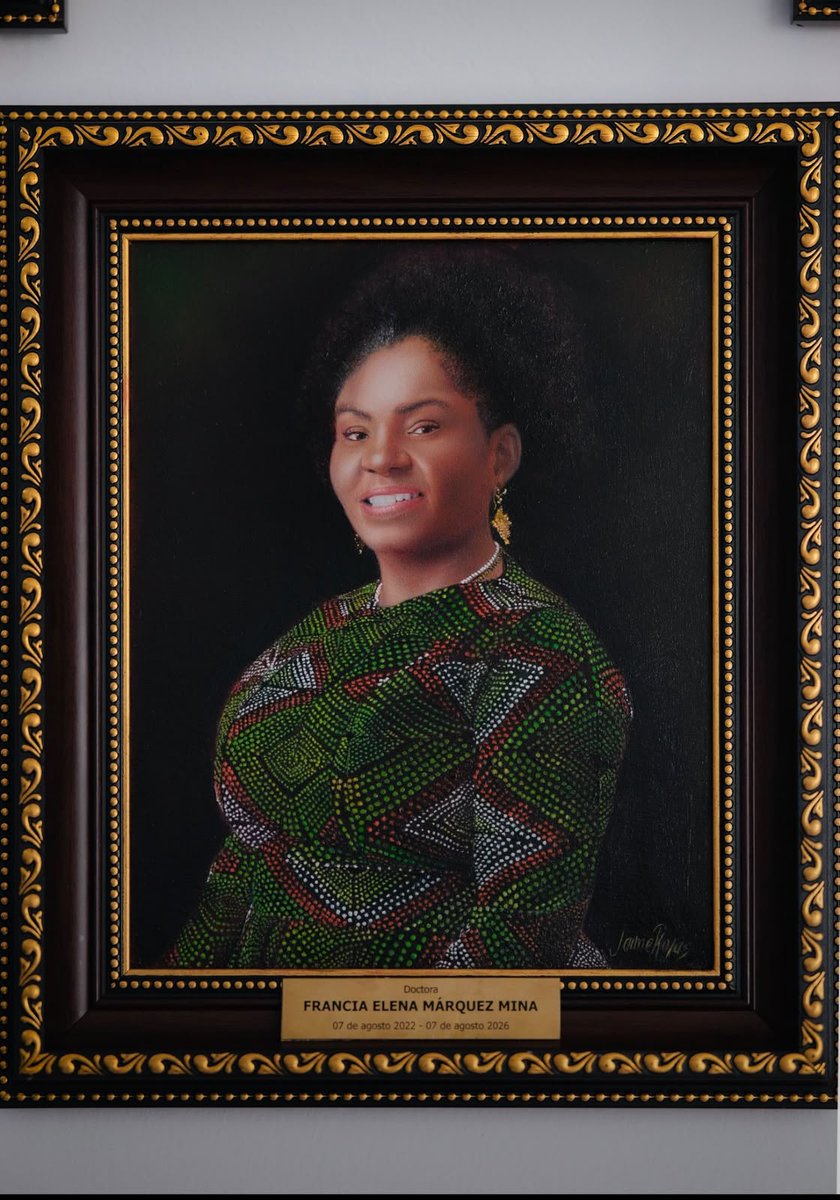 UltimaHoraCR's tweet photo. #Política | A dos días de terminar la actual administración, la vicepresidenta Francia Márquez (@FranciaMarquez) presentó el retrato oficial suyo que quedará en la galería de la Casa Vicepresidencial.

Se trata de una obra del artista Jaime Rojas, que representará el momento histórico que marcó su paso al ser la primera mujer afrodescendiente en ocupar este cargo en Colombia. 

Vía: @Lausaavedram 
https://t.co/woHMRjVE2M