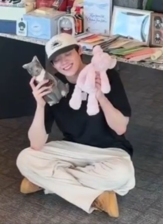 zsubutly's tweet photo. แค่เค้าใส่ของเท้าเหมือนกัน ทำไมเราต้องมีอาการ🤣🤣🤣 https://t.co/W2VKkntkkd