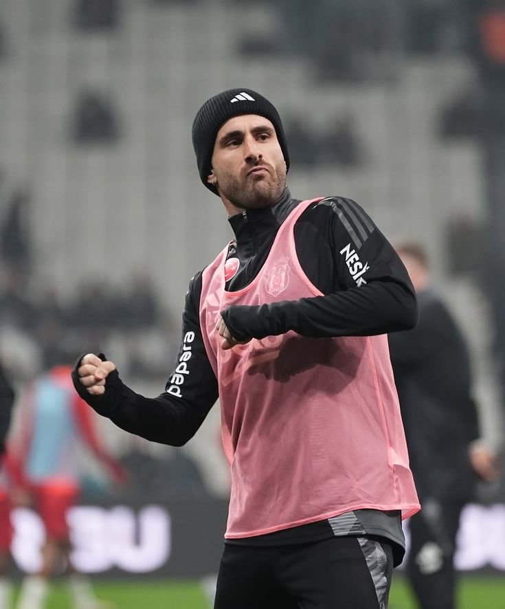 sanchovekili19's tweet photo. Kim bilirdiki bir portekizli gelicek taraftara kendini aşık ettikten sonra "güya" Beşiktaş efsanesi tarafından yenilerini şimdi o yok kenetlenme zamanı Hadi taga destek verelim #RafaSilvaYuvaya https://t.co/wdPdrH6dzC