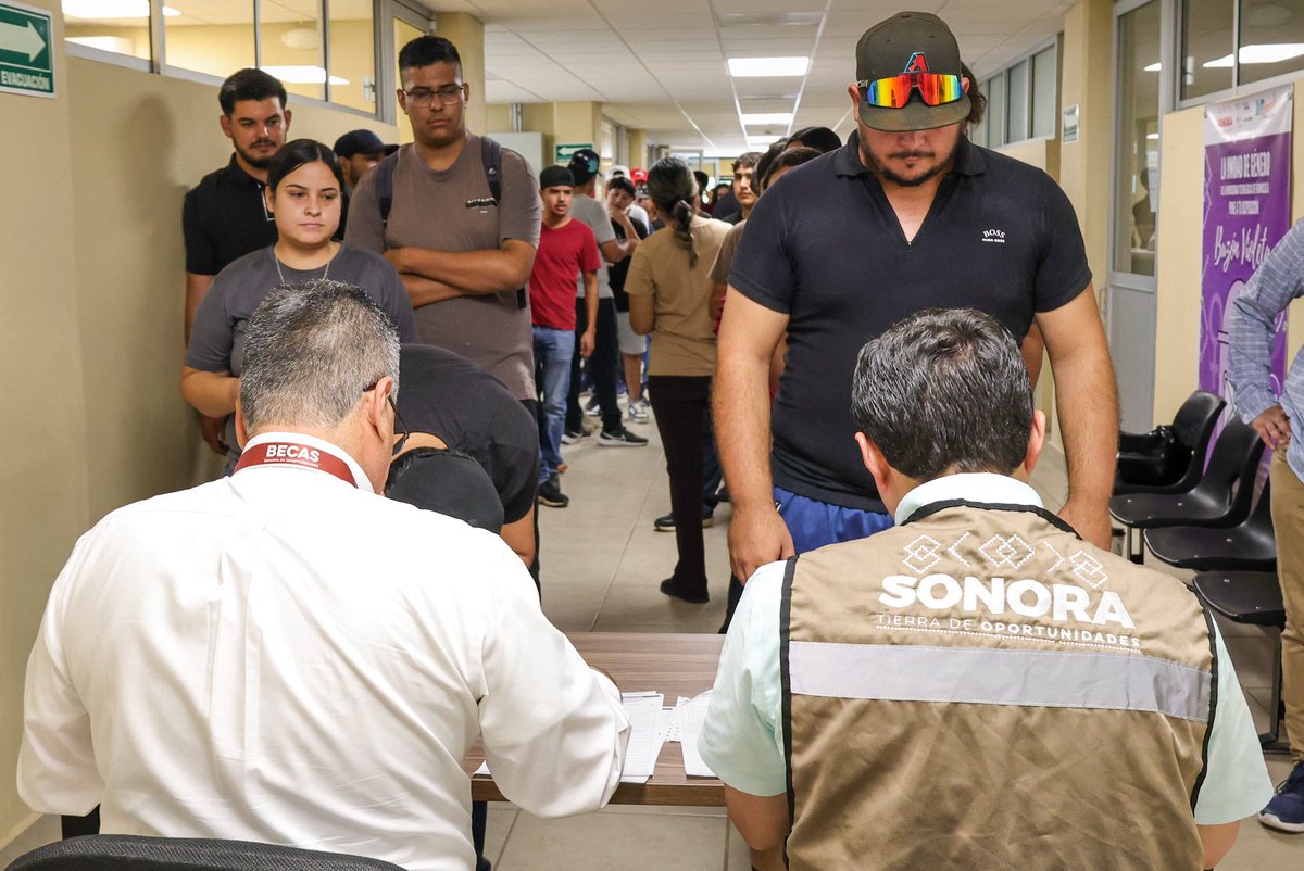 AbrahamSierraMX's tweet photo. Ures fue una parada más en este recorrido por la educación. ☀️🏫

Visitamos la Universidad Tecnológica de Hermosillo Extensión Ures, para entregar las Becas Sonora de Oportunidades, gracias al compromiso del gobernador de la educación @AlfonsoDurazo, con las y los jóvenes sonorenses.

Seguimos avanzando, municipio por municipio. 🫱🏻‍🫲🏼