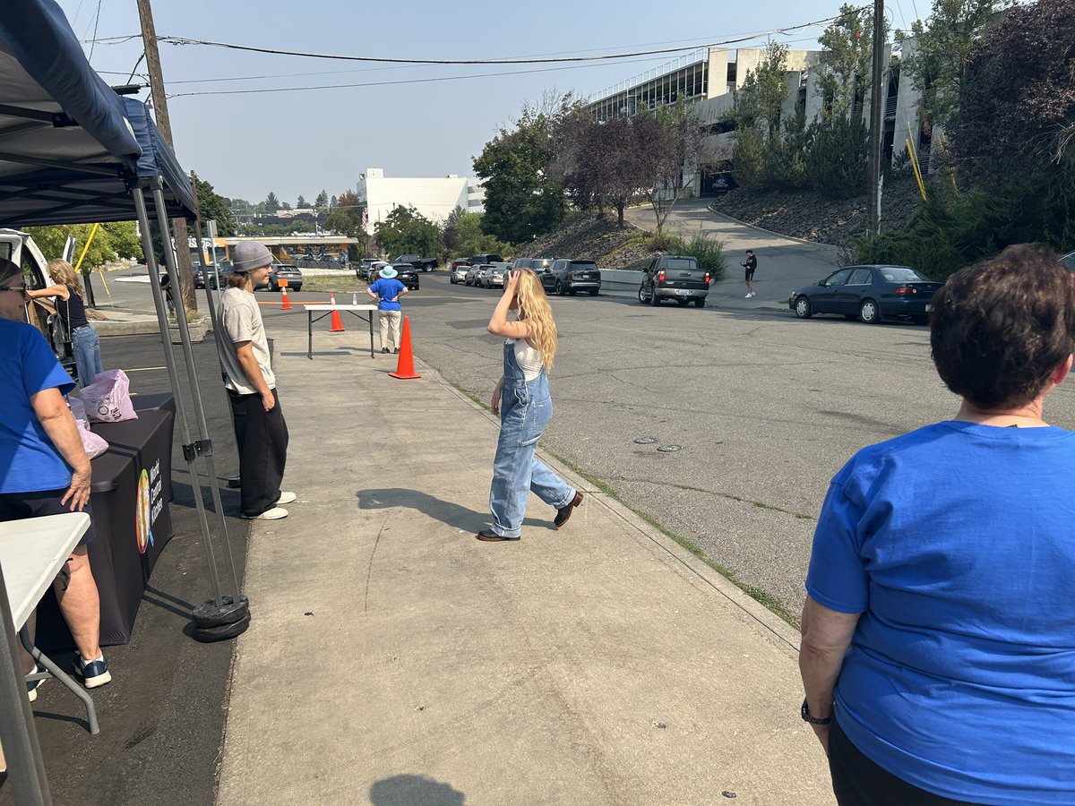 DerekStromKXLY's tweet photo. Sydney Sweeney is currently handing out meals to fire victims at Women and Children’s Free Restaurant here in Spokane. #SpokaneAreaFires @kxly4news https://t.co/RlBvXsI9CY