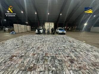 AndresDuranEc's tweet photo. El ministerio del Interior de España acaba de informar que se intervinieron un total de 21 toneladas de cocaína provenientes de Ecuador. La operación Mondragón desarticuló un red de tráfico de sustancias vinculada a los puertos de Guayaquil. ¿Adivinen quién aparece entre los sospechosos? Hoy, 18h00 por @EcEnDirecto.