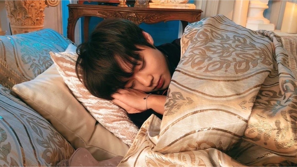 men1or's tweet photo. 뭔 할머니댁 가서 쿨쿨띠 하는 공주영 같은 사진이 있지 근데 너무 노곤노곤해 보이고 따땃해 보임 https://t.co/wA23VbleyC