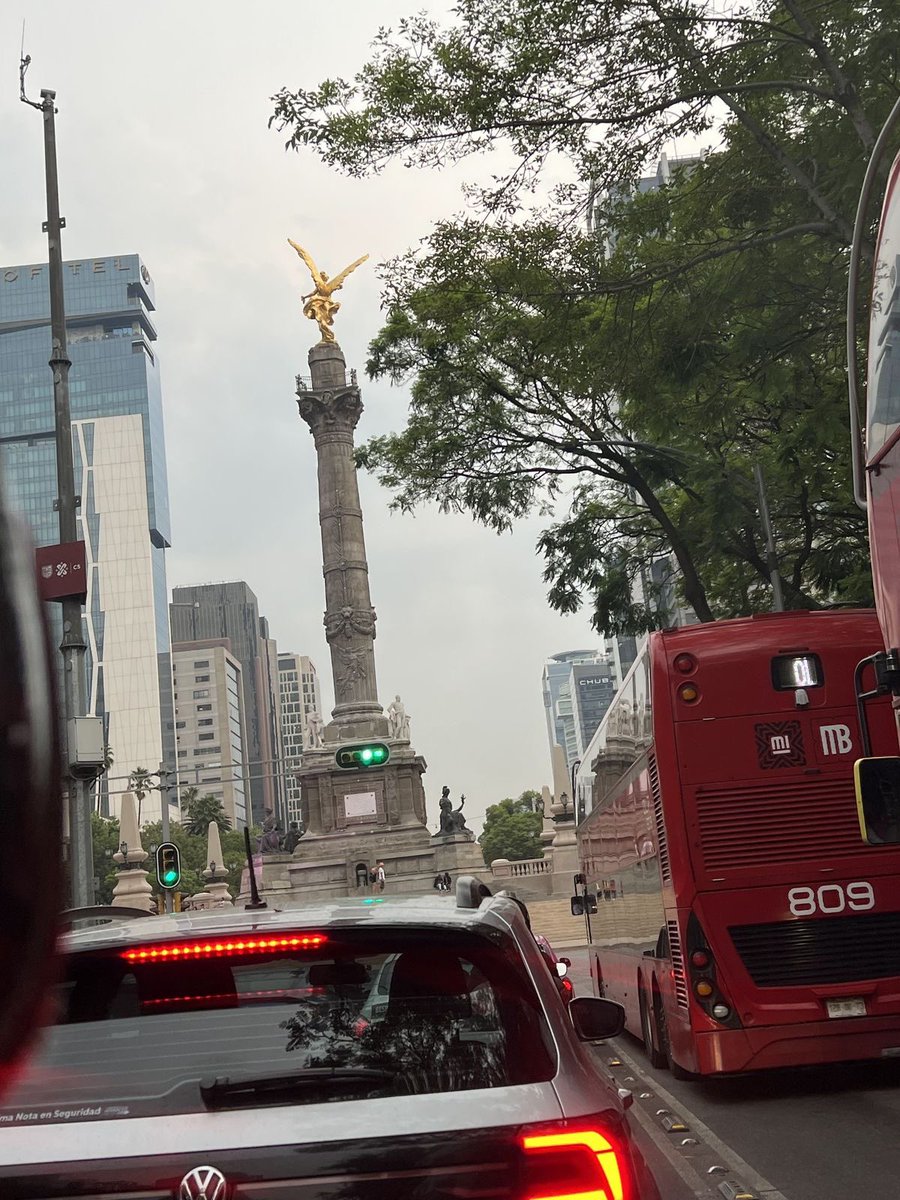 pinkvib3sss's tweet photo. harry vio autobuses rojos en cdmx y automáticamente dijo mmm LONDRES , precioso es paseo de la reforma no the mall en londres por eso el metrobús te dijo que te fijes a los lados al cruzar https://t.co/k9KzLoNZqy