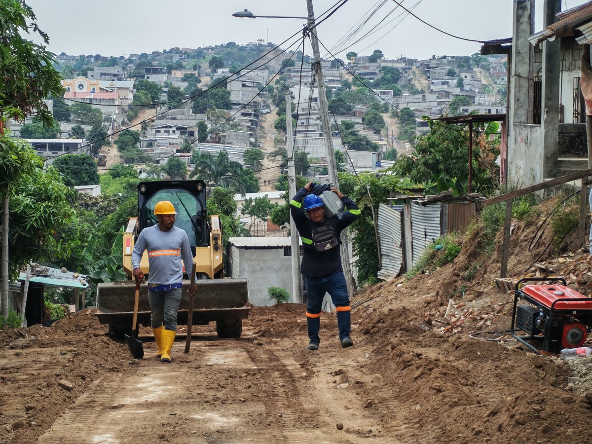 AquilESPueblo1's tweet photo. ¡Llevando dignidad y progreso a Monte Sinaí! 🚰🤝

​Gracias a la gestión del alcalde @aquilesalvarez y la alcaldesa subrogante @taticoronelf ,  la @alcaldiagye  avanza con la instalación de tuberías y guías domiciliarias de agua potable en el sector Valle Hermoso. https://t.co/UChQOeKSh5