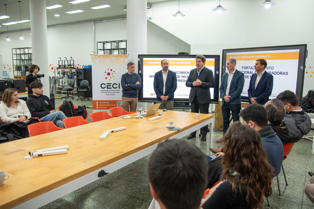 UNCUYO's tweet photo. La #UNCUYO, a través de su Área de Vinculación y Transferencia Científico Tecnológica y la Incubadora de Empresas, participó del lanzamiento de la segunda etapa del Programa de Fortalecimiento a Incubadoras Locales en San Juan. 🚀

📲https://t.co/0mb7oLfG3G https://t.co/4HHy6LN4zr