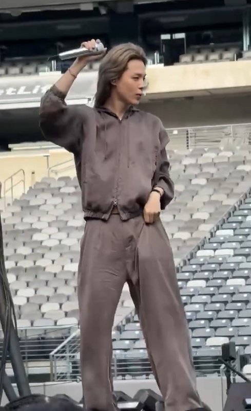 beigeruru's tweet photo. AMOMENTO BTSジミン着用 関税込み メンズ/レディース Cupro Hood Zip Up Jumper / Cupro Two Tuck Wide Pants in Grey

↓購買リンク🔗
https://t.co/SdqWRHli5l

26年8月2日 BTS WORLD TOUR ’ARIRANG‘ IN NEW JERSEY - Soundcheck

JIMIN着用 アモーメント バンタン 防弾少年団 260802 https://t.co/Tj5ZqPX8zm