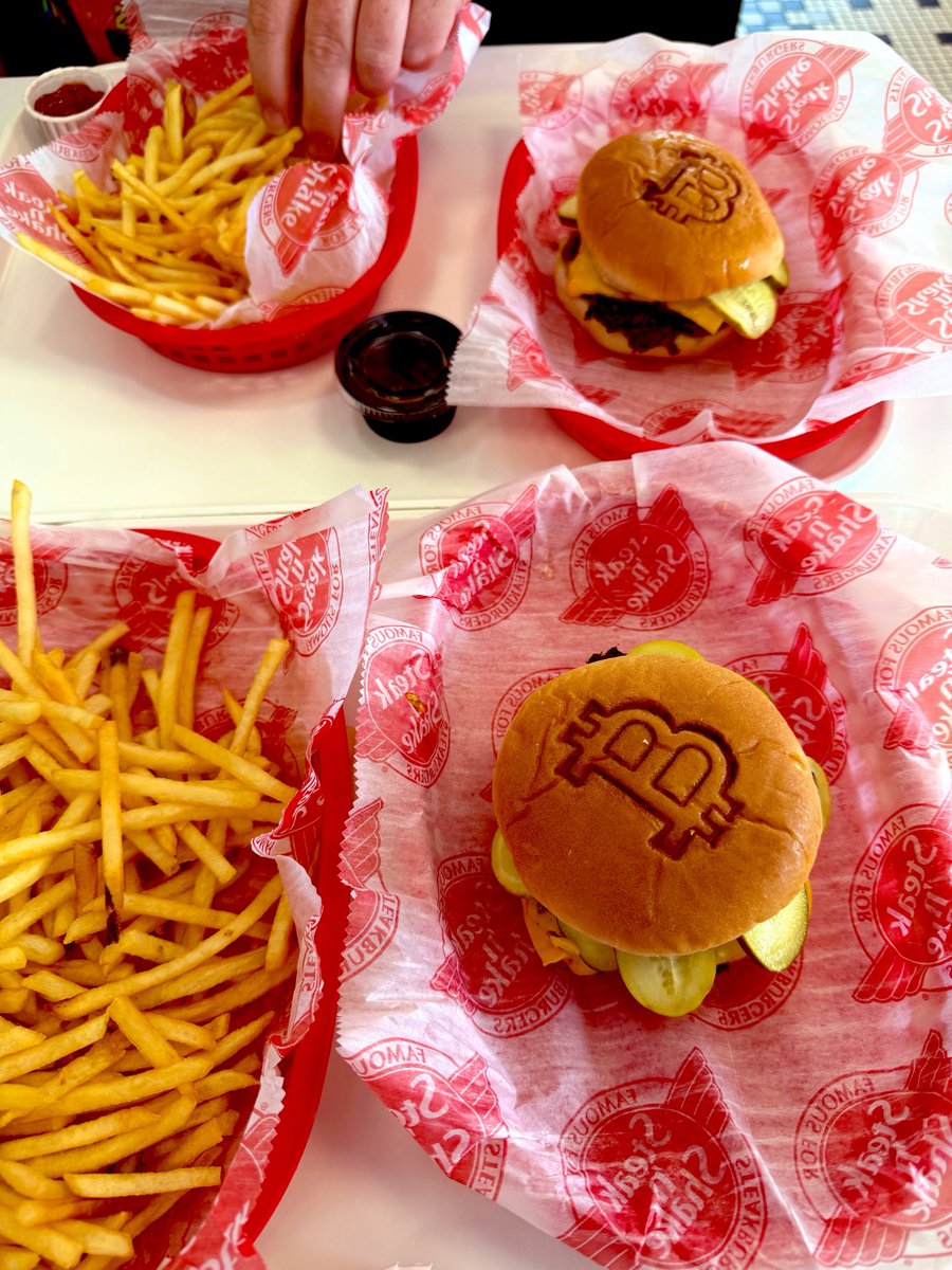 Flawwed1Art's tweet photo. It turns out steak ‘n Shake has bitcoin burgers. The only difference is they brand the bitcoin logo on the bun, and you can pay with bitcoin if you choose. I don’t think I’ll do that, but it is still a novel marketing plan.
#Karvan #Caravan #StarForge https://t.co/tOth1xRLIH