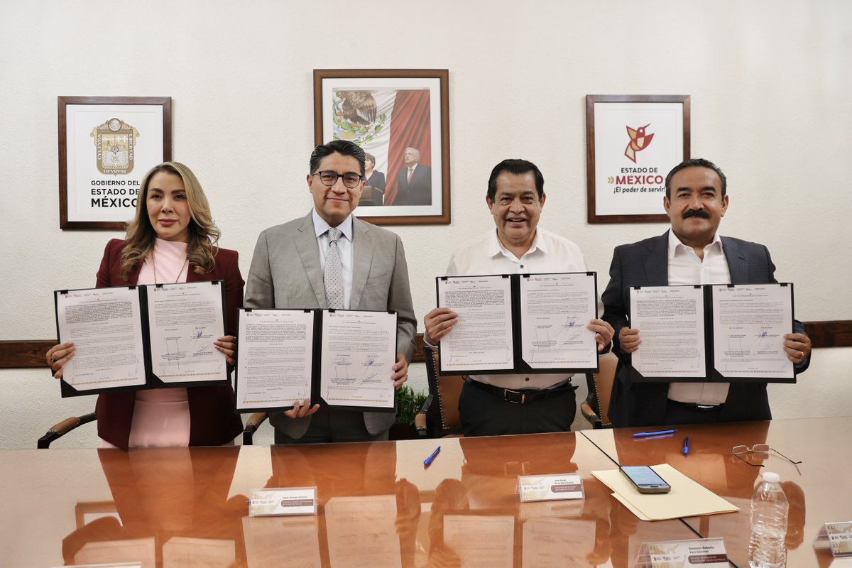 CJ_Edomex's tweet photo. La Gobernadora @delfinagomeza fortalece la coordinación institucional para que las y los mexiquenses cuenten con un transporte más seguro, eficiente y transparente.

El Consejero Jurídico Jesús George Zamora y el Secretario de Movilidad Hugo de la Rosa firmaron un convenio (1) https://t.co/hANKwK20J0