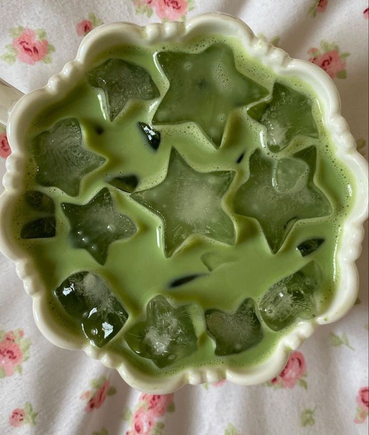 petalesblancs's tweet photo. coffee or matcha? https://t.co/WGl7o85Ybr