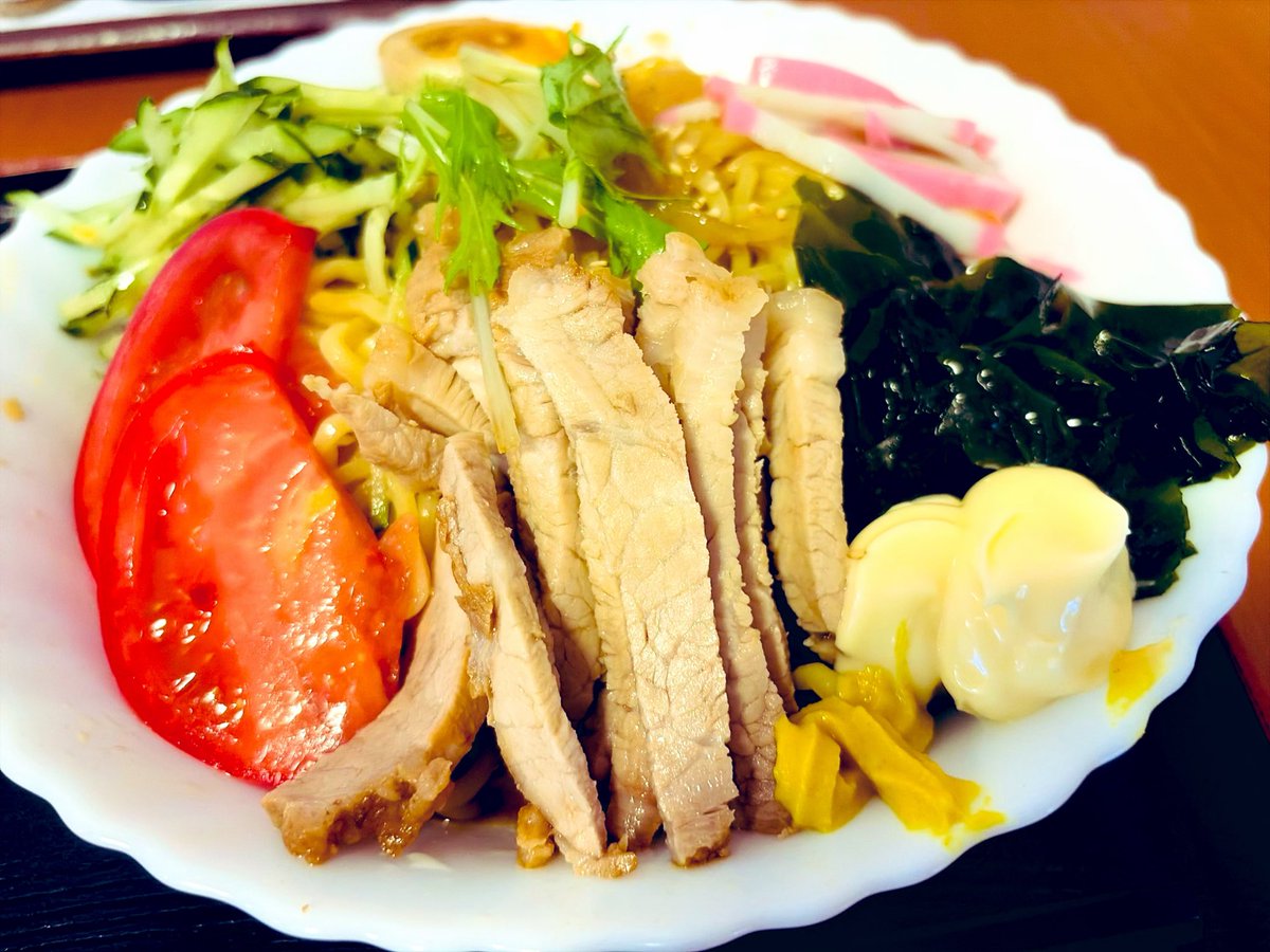 MR_llGarcons's tweet photo. 冷やし中華試しました🤭
(ハちゃんニボコンの時間取れず🥲)

THE 町中華のビジュアルにマヨ添えられ
酸味が良い汁を絡ませながらワシワシ🦅と喰らいﾏｽ😋
🍅に🥒に🥬てサッパリ
マヨを混ぜるとコクが効いてマヨありがい〜い🤤

ラーメンスープが付いててほっこりフィニッシュ

幸楽 大崎
冷やし中華 https://t.co/dKbq8CC7Di