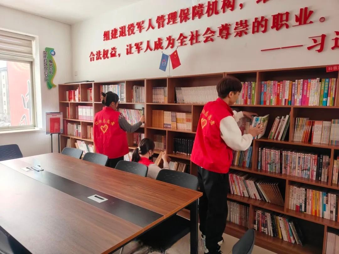 InaeKim6's tweet photo. [周末去社区做了旧物整理志愿者，给独居爷爷奶奶的闲置图书贴了专属爱心标签，看着他们拿到书时笑的眉眼，这平凡的小充实，是最棒的周末纪念] https://t.co/PzZendXQei