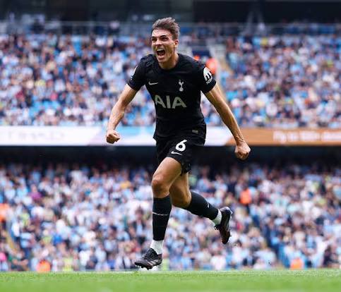izeofwillow's tweet photo. Dear @ManUtd @UnitedStandMUFC, 

 between the region of €30-40 million, please buy Paulinha! A CDM that is Prem experienced and with his performances last season that saved Spurs from  relegation, I believe he has still got what it takes in his calibre.. 

Kind regards, Ste https://t.co/if6w84YrZ7