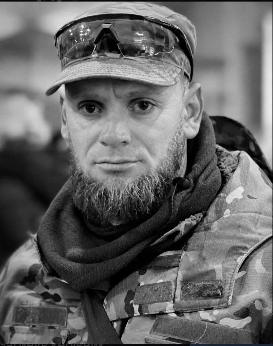 Stassek_'s tweet photo. Загинув Олексій Юков.

Моя мама спілкувалася з ним. Він знав про мого брата і сказав, що коли працюватиме на тому напрямку - шукатиме його.

Особисто для мене це не просто новина про загибель ще одного військового чи пошуковця.

Пиздець просто.

Людина, яка стільки років повертала додому інших, сама не повернеться.

Честь 🫡