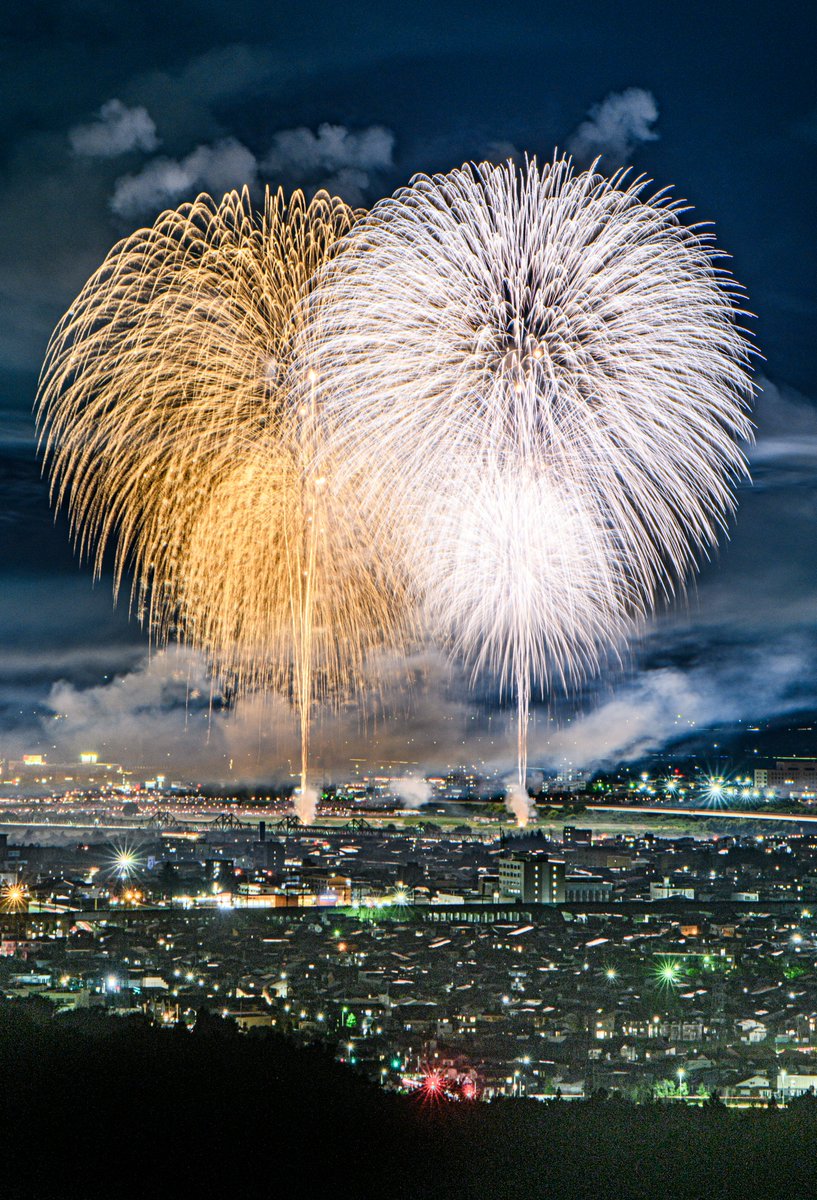 haskap1017's tweet photo. 長岡花火大会で打ち上がる金さん銀さん花火が好きです https://t.co/fKTX34pfmz
