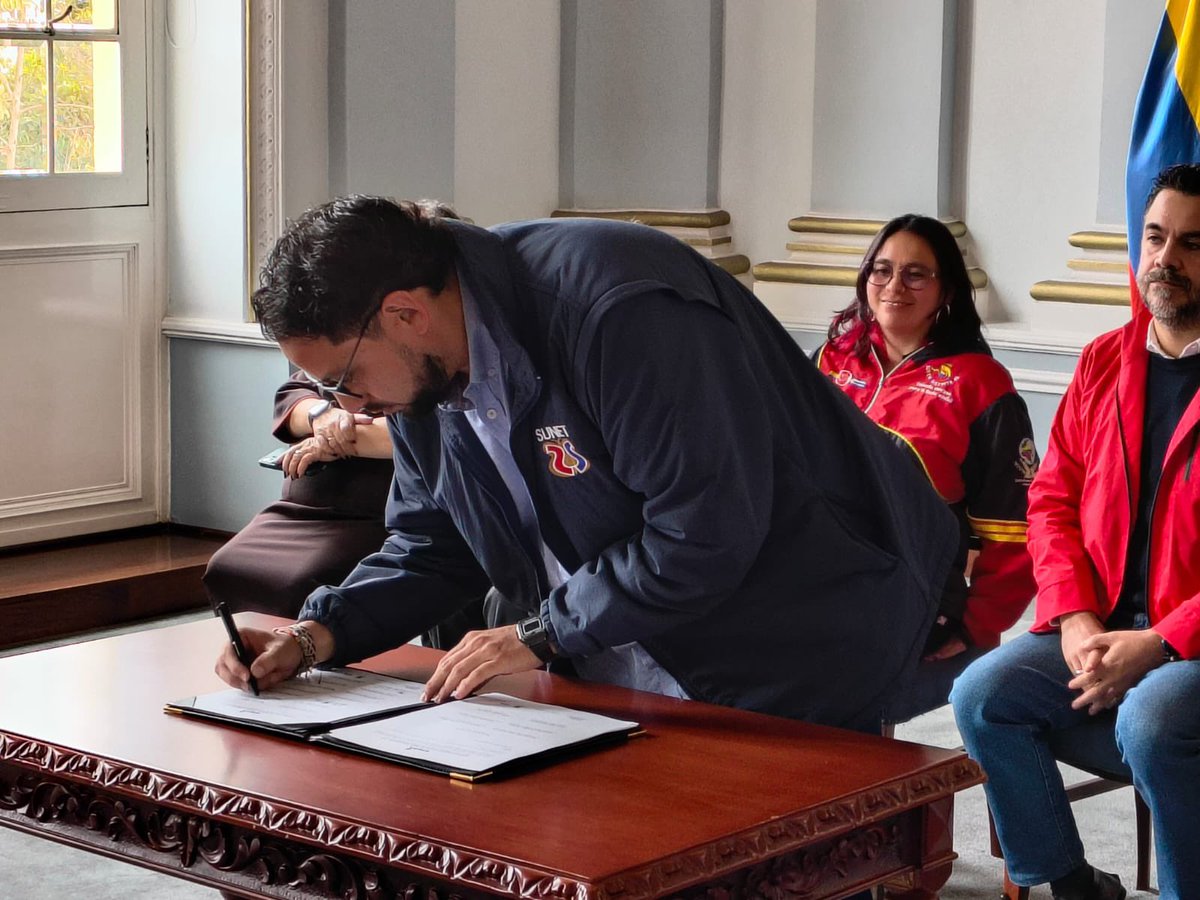 SUNETBogota's tweet photo. Firmamos el Acuerdo Laboral 2026-2027 entre la Bancada Sindical y la @SecGeneralBog

Culminamos exitosamente un proceso de negociación con 104 compromisos que contienen más y mejores derechos para los empleados públicos y el fortalecimiento de la entidad

#SUNETSuSindicatoEstatal https://t.co/4UAnBg5YUs