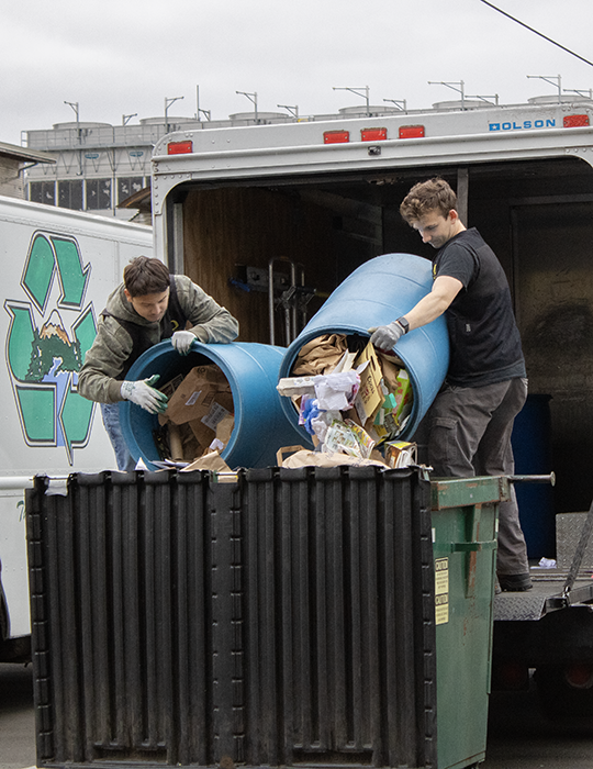 UOAlumni's tweet photo. ♻️ The UO is known for how green it is, but who keeps it that way?

Two alumni lead the Zero Waste Program: Jeff Ziglinski, BA ’92 (sociology) and Phil Chesbro, BA ’07 (history). In this #SHOUT feature story, learn how #UOAlumni keep campus clean and green
https://t.co/4hPekZBJXA https://t.co/ZToMhzHaWI