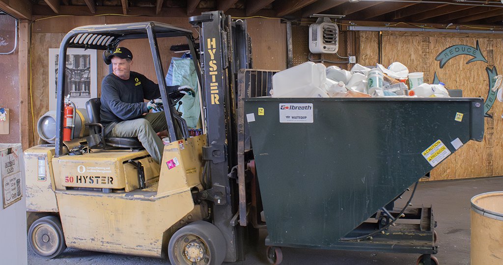 UOAlumni's tweet photo. ♻️ The UO is known for how green it is, but who keeps it that way?

Two alumni lead the Zero Waste Program: Jeff Ziglinski, BA ’92 (sociology) and Phil Chesbro, BA ’07 (history). In this #SHOUT feature story, learn how #UOAlumni keep campus clean and green
https://t.co/4hPekZBJXA https://t.co/ZToMhzHaWI