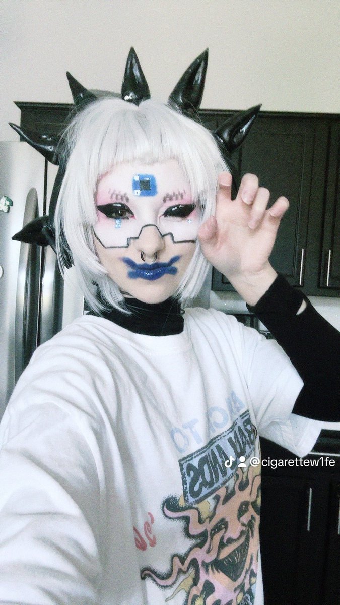 cigarettew1fe's tweet photo. ready to run? @MarathonTheGame #vandal #cosplay #Marathon https://t.co/FYUR5yQabm