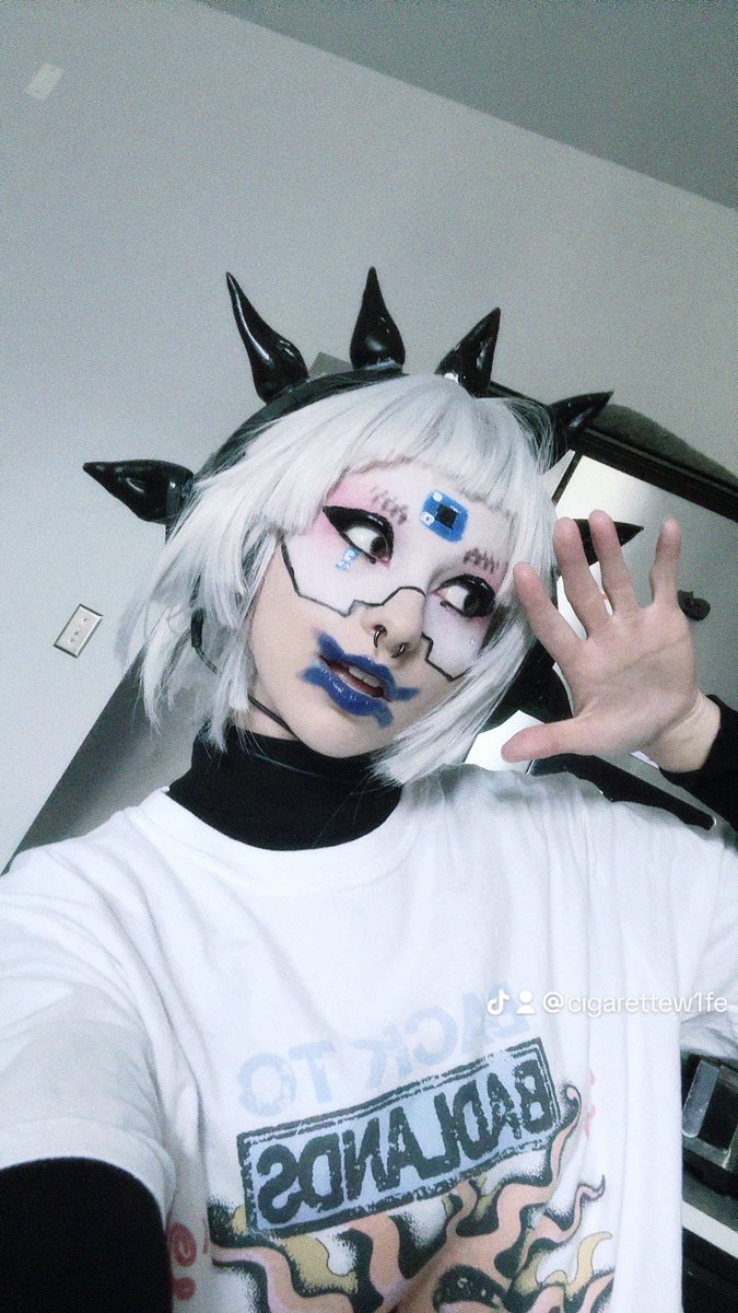 cigarettew1fe's tweet photo. ready to run? @MarathonTheGame #vandal #cosplay #Marathon https://t.co/FYUR5yQabm