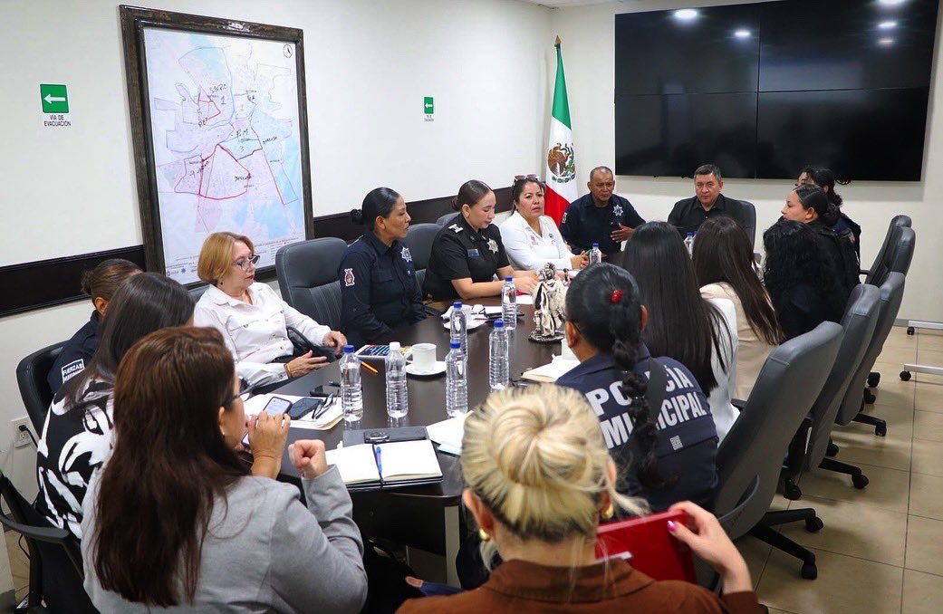 SEMUJERES_'s tweet photo. 💜En seguimiento, con @sspsinaloa1 seguimos fortaleciendo la coordinación interinstitucional para homologar herramientas y mejorar la atención en municipios con #AVGM.

Avanzamos hacia una respuesta más eficaz y coordinada 🤝✨ https://t.co/M0fw7mGXql