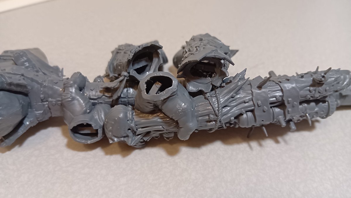 kakkoh2100's tweet photo. メガガルガントを作ってます!
パテ盛りの前に穴の奥に短く切ったランナーを接着します
#ウォーハンマー
#Warhammer
#AoS https://t.co/b7wlNG9GfL