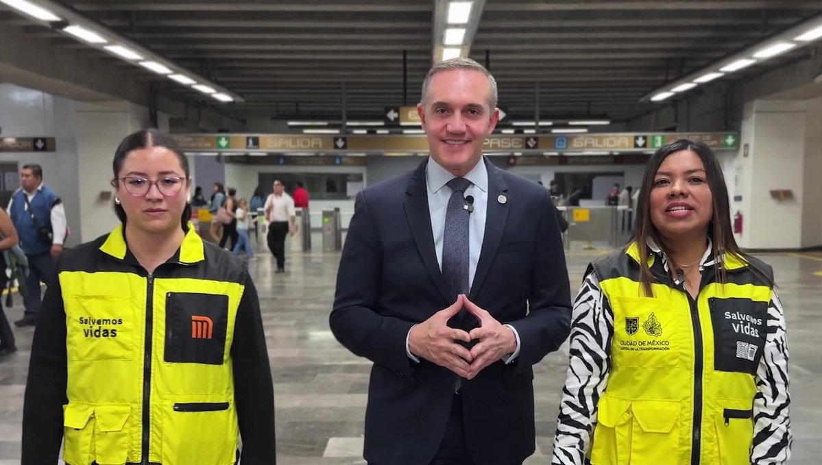 AdrianRubalcava's tweet photo. Compartimos con @metrodesantiago la experiencia de #SalvemosVidas, programa que cumple 10 años brindando atención y acompañamiento a personas en situación de crisis.
A través de especialistas de ambos sistemas, intercambiamos experiencias, mecanismos de intervención y buenas prácticas en materia de prevención y atención. Con el impulso interinstitucional de la #JefaDeGobierno, @ClaraBrugadaM, este programa del @MetroCDMX, único en el mundo, ha despertado el interés de otros sistemas de transporte para conocerlo y replicarlo.
#CuidarteEsParteDelViaje