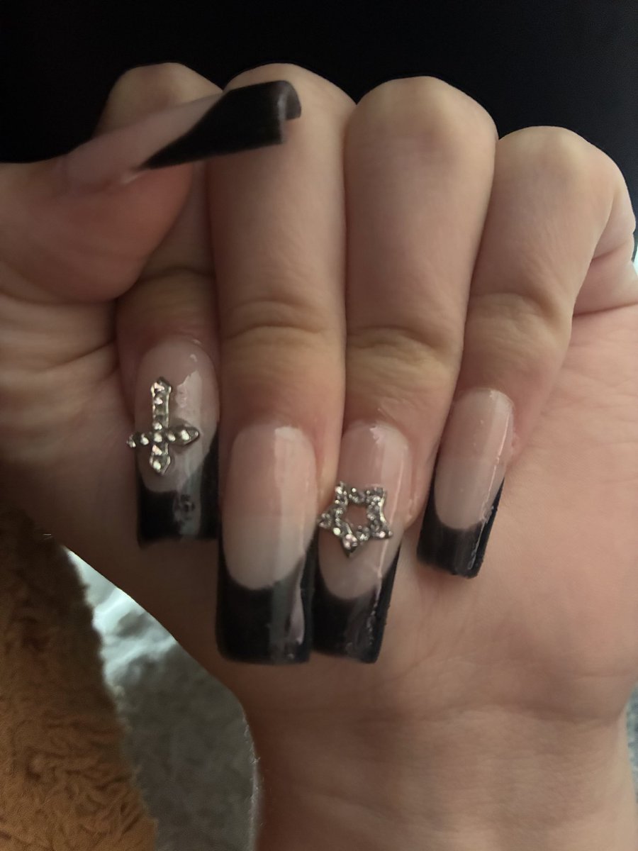 nickyscute's tweet photo. i just fucking realized i can pwmp cus i did my nails 😭 https://t.co/rcUErBaURL