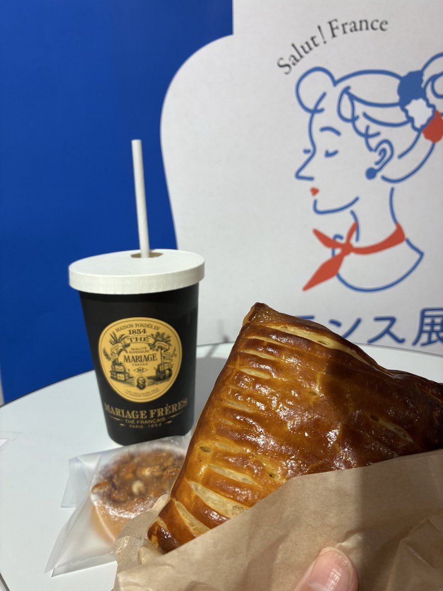 petite_et_S's tweet photo. にいにい、ぐっどもーにー🌞
普段あんま行かへん京都駅の方に行ったら「フランス展」やってました🇫🇷

🦌鹿肉のミートパイ
🥧塩キャラメルとナッツのタルト
🫖ジンジャーサマーティー

各店、レモンを使った一品が揃ってたんで、また行きたいなぁと思ってます🍋✨

VIVAーーー❤️‍🔥

#もーにー https://t.co/dnchXK635h