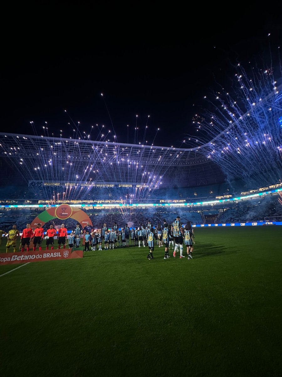 Gremio's tweet photo. Grêmio em campo! Dá-lhe, dá-lhe!
🇪🇪 #GRExMFC #CopaDoBrasil2026 🇪🇪 ⭐️⭐️⭐️⭐️⭐️ https://t.co/5c5vKTaXfn