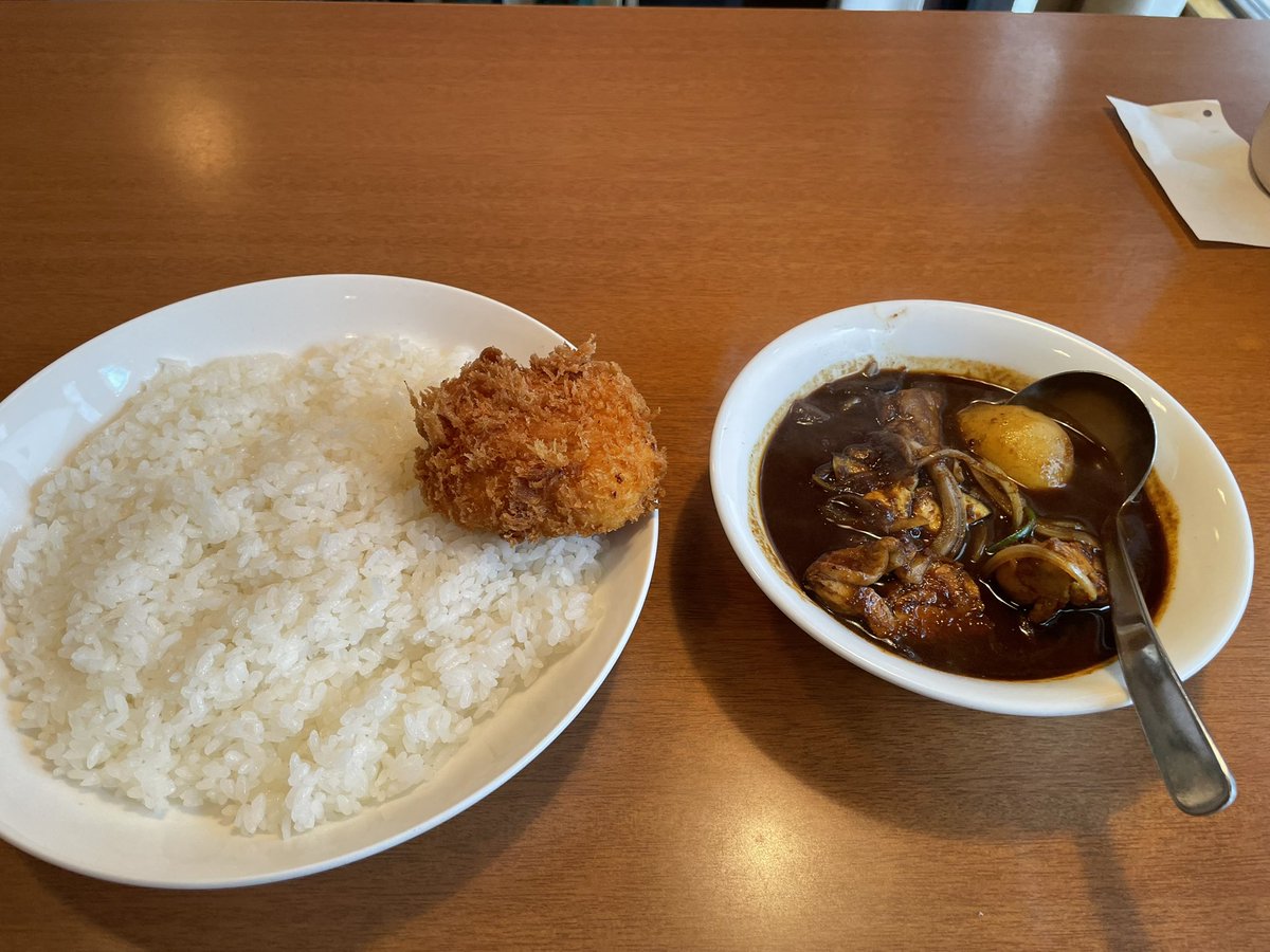 sekime_wacca's tweet photo. 神田恐るべし。ジンコック美味すぎ問題。

辛いカレーやカシミールが好きな人だけ読んでください。辛いのが苦手な方はそっと閉じてください。

知れば知るほど神田エリアはカレーの町という名にふさわしい。共栄堂、ボンディ、トプカといった昔ながらの名店にはいつも感銘を受け、単なる味以上の神田というエリアの深みを感じずにはいられません。中堅の店もいい店多いですしね。

そしてジンコック。

SNSで美味しいという表現を使うことはほとんどないんですが、久しぶりに言います。めちゃくちゃ美味しい。ヤバいぐらい美味しい。

インド風カリーを食べたのですが、いわゆる旨味濃縮カシミールとでも言いましょうか、カシミールのあのチリ感と辛さの中に旨みがこれでもかというぐらい詰まってまして。

SNSをやってないし、メディアで特集されることもないけど、でもいつもとんでもない行列で、完全に地域の人たちを中毒にさせている、こういう店こそ我々が目指したい姿の1つ。

カシミール系が好きな人で未訪の方は是非！平日昼だけしかやってなくて大行列ですが、行く価値はあると思います。