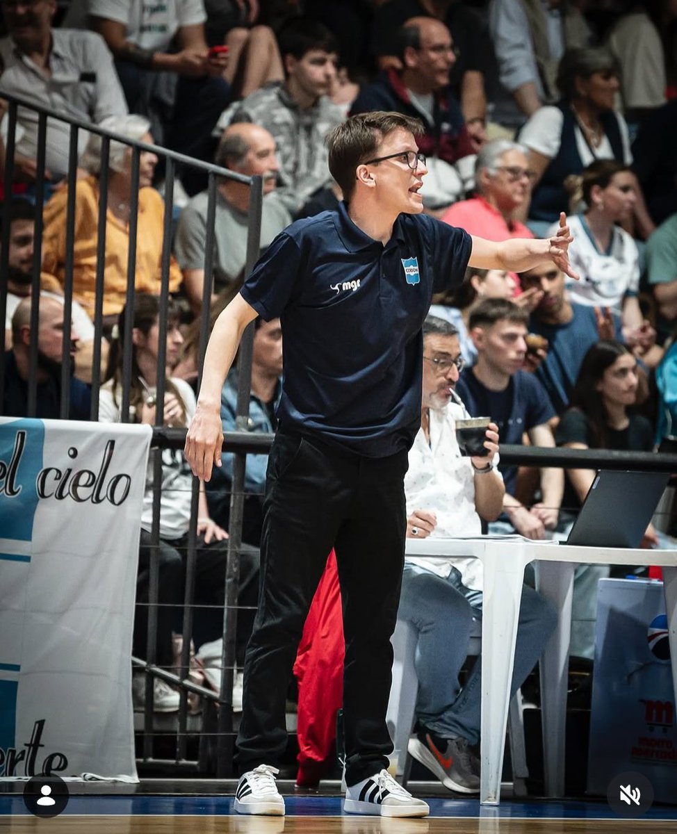 fermartinezlar's tweet photo. Agustín Esteve será el entrenador de @caderoficial en la @DTAFubb 2026, el equipo rochense vuelve a disputar un torneo @fubbuy a nivel de mayores después de 11 años (DTA 2015 lo último) 📸 @adrianphuy https://t.co/ghEsn9DSKm