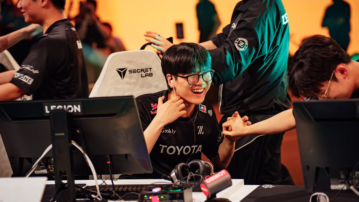 OW_Esports's tweet photo. The winning moment 🥹🏆 #OWCSMSC https://t.co/qXrtEWCjiw